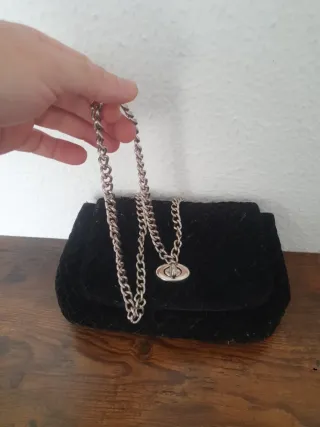 Bolso negro de terciopelo con cadena