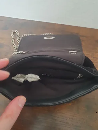 Bolso negro de terciopelo con cadena
