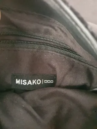 Bolso negro de terciopelo con cadena