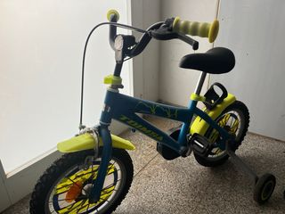 Bicicleta infantil azul y amarilla