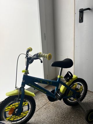 Bicicleta infantil azul y amarilla