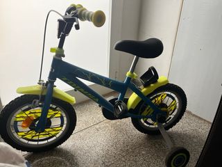 Bicicleta infantil azul y amarilla