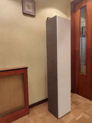 Armario columna baño gris y blanco