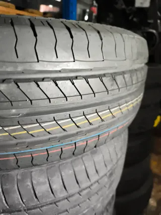 Par de neumáticos nuevos marca CONTINENTAL