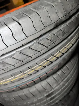 Par de neumáticos nuevos marca CONTINENTAL