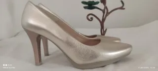 Zapatos de tacón dorados