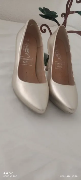 Zapatos de tacón dorados