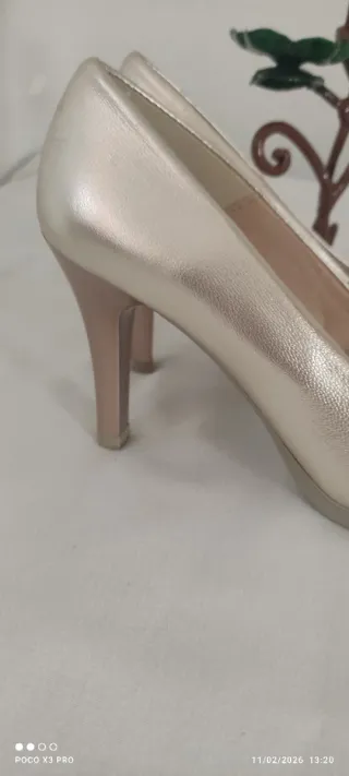 Zapatos de tacón dorados