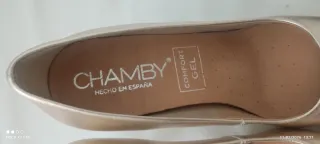 Zapatos de tacón dorados