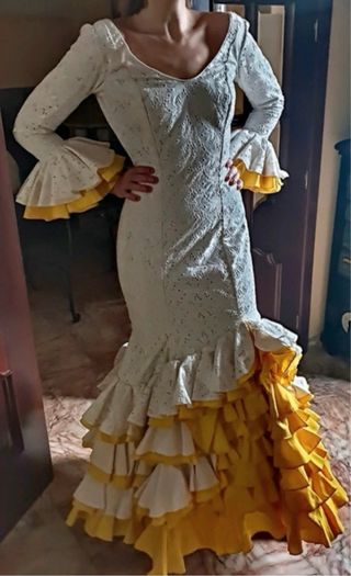 Traje de flamenca blanco y amarillo