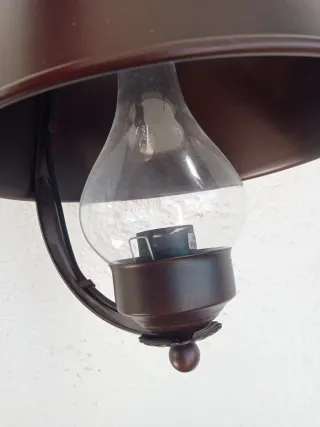 Lámpara colgante de metal y cristal marrón