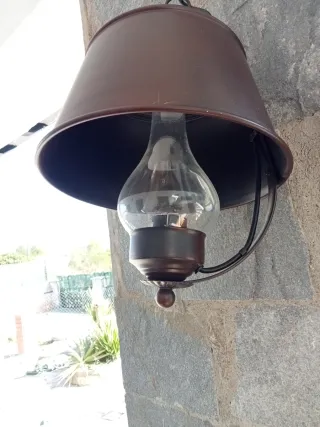 Lámpara colgante de metal y cristal marrón