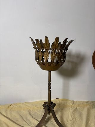 Porta tiesto antiguo de metal