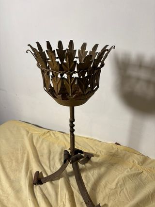 Porta tiesto antiguo de metal