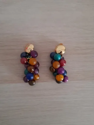 Pendientes dorados con cuentas multicolor