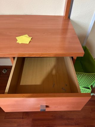 Escritorio de madera con estanterías