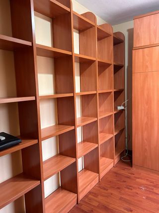 Escritorio de madera con estanterías