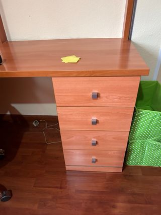 Escritorio de madera con estanterías