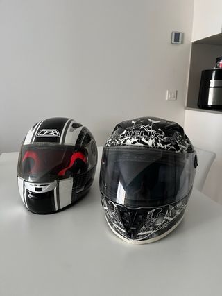 Dos cascos integrales de moto talla XS