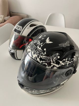 Dos cascos integrales de moto talla XS