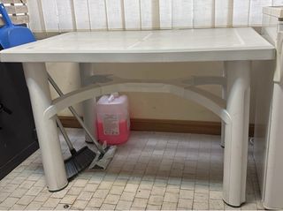 Tavolo in plastica bianco