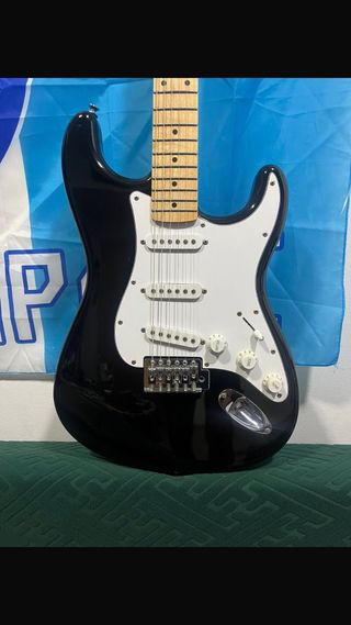 Guitarra Eléctrica Squier Stratocaster Negra