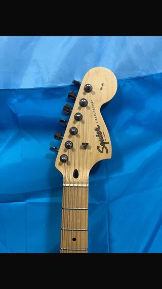 Guitarra Eléctrica Squier Stratocaster Negra