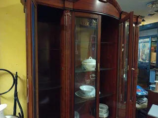 Vitrina clásica madera nogal