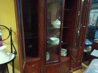 Vitrina clásica madera nogal