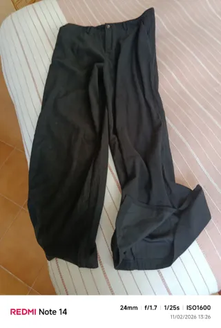 Pantalón pana negro talla XXL es modelo Grande.