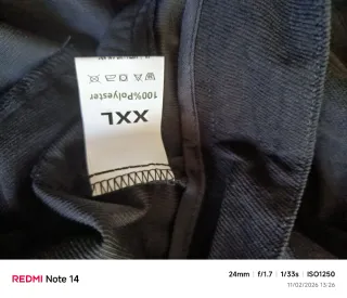 Pantalón pana negro talla XXL es modelo Grande.