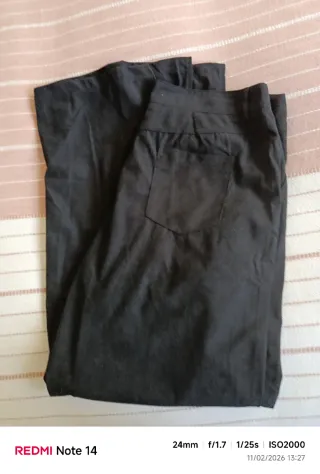 Pantalón pana negro talla XXL es modelo Grande.