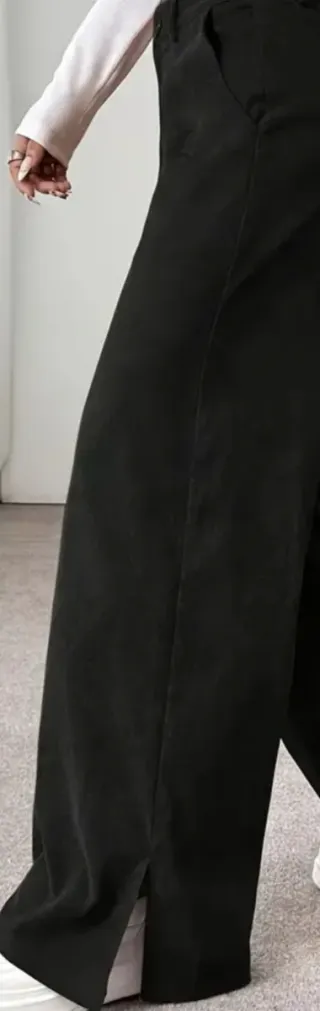 Pantalón pana negro talla XXL es modelo Grande.