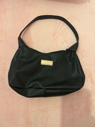 Mala preta com detalhe dourado