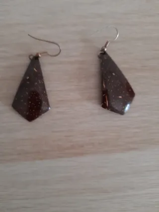 Pendientes marrones con motas