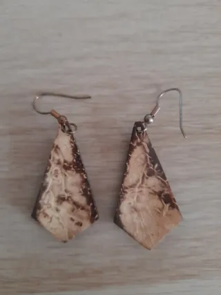 Pendientes marrones con motas