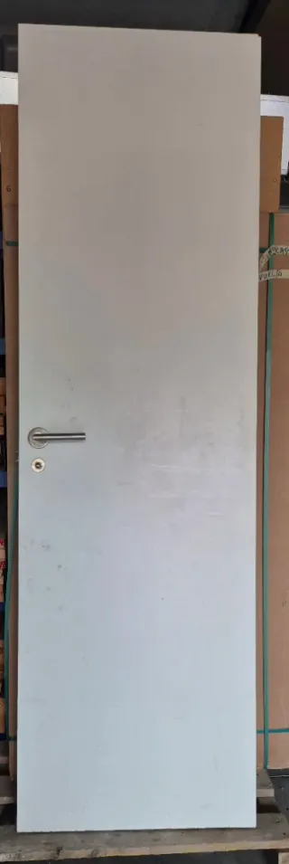 Puerta blanca con Marco