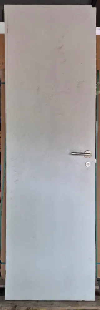 Puerta blanca con Marco