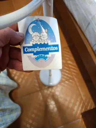 Percha juvenil forja con muñeca