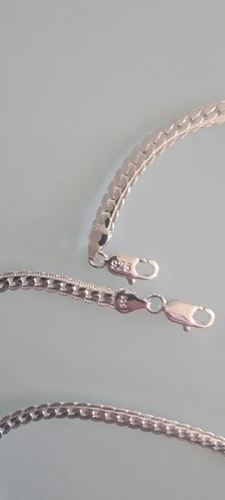 Juego de 3 colgantes y 3 pulseras.