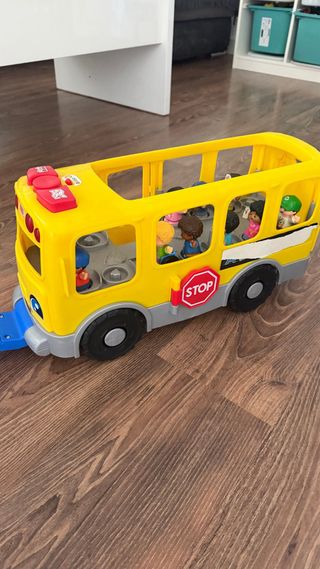 Autobús Fisher-Price con muñecos