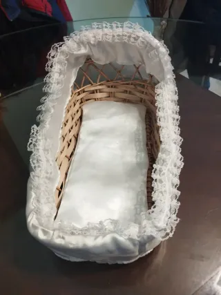 Muñeca de porcelana con cuna