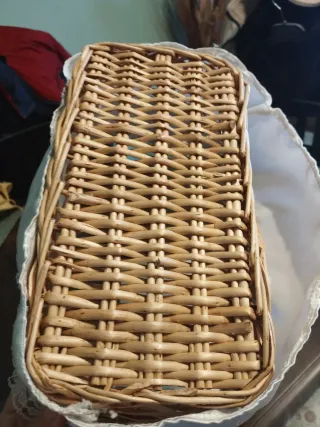 Muñeca de porcelana con cuna