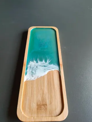 Bandeja de bambú con diseño de resina
