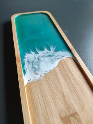 Bandeja de bambú con diseño de resina