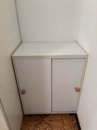 Mobiletto basso con ante scorrevoli