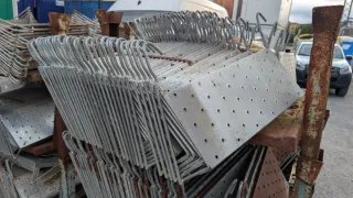 Peldaño galvanizado de obra