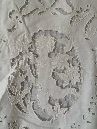 Cuscino con angelo vintage ricamato a mano