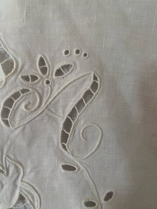 Cuscino con angelo vintage ricamato a mano