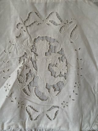 Cuscino con angelo vintage ricamato a mano